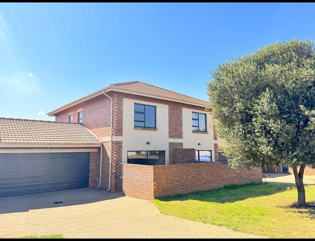 3 BEDROOM DUPLEX FOR SALE IN JACKAROO PARK